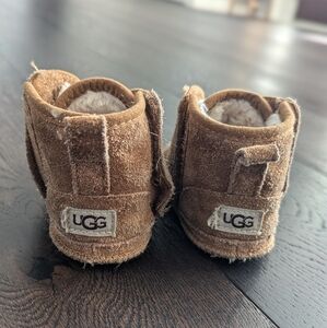 UGGS Baby Neumel With Beanie Baby and Toddlers size 4